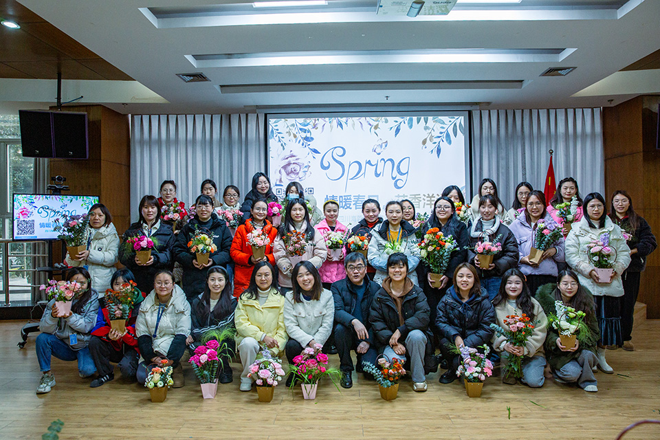 巾帼心向党·花香绽芳华|开云官方网页版开展庆“三八”妇女节暨主题党日活动