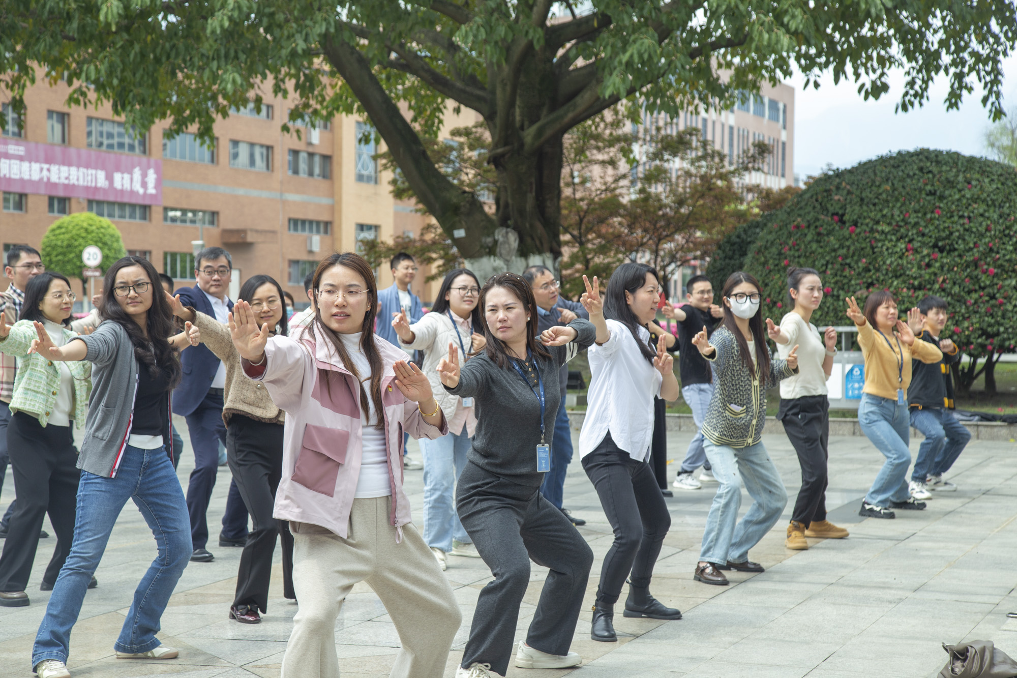 全员动起来，健康向未来|开云官方网页版大健康系列八段锦活动正式启动！